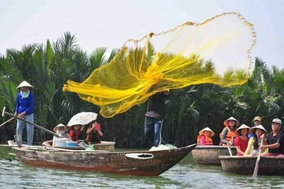 Float through hoi an’s coconut forest in a bamboo basket boat, try crab fishing with locals, and watch net casting—includes hotel pickup and water.