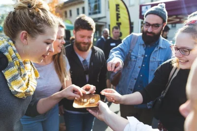 Descubre la gastronomía de auckland con un guía local, probando delicias en mercados, tostadores de café y restaurantes favoritos. incluye recogida, almuerzo y vino.