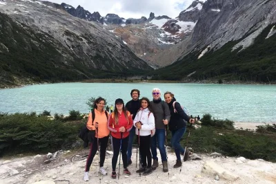 Sinta o chão de turfa e o ar puro da floresta em uma caminhada guiada até a laguna esmeralda saindo de ushuaia, com transfer e almoço incluídos. garanta sua vaga agora.
