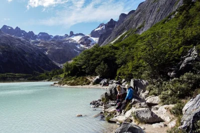 Explore ushuaia e faça uma caminhada pelo vale tierra mayor até a laguna esmeralda, com almoço simples à beira das águas glaciais. inclui transporte e guia local.