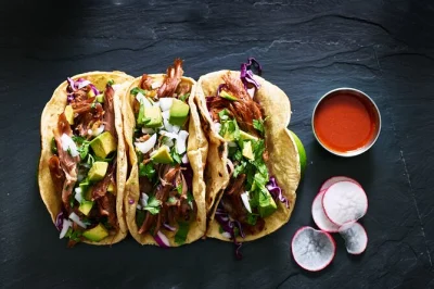 Scopri la roma di città del messico con una guida locale tra tacos, degustazioni di mezcal e storie autentiche—cena e bevande incluse, con accesso facilitato per sedie a rotelle.