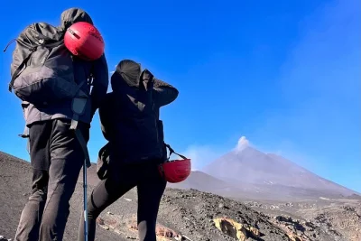 Erlebe eine geführte wanderung am mount etna ab catania mit abholung, ausrüstung und kaffeepause im typisch sizilianischen dorf.