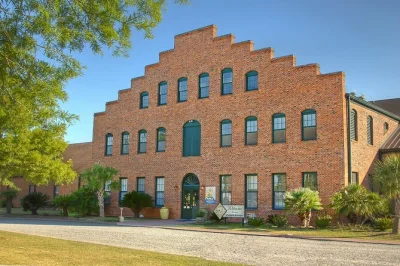 Spicy factory aromas, cajun lunch, and wild oaks—this avery island day trip covers the tabasco tour, jungle gardens, and a tasting bar with easy entry.