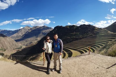 Sinta os andes de perto em um tour privado pelo vale sagrado—explore as salinas de maras, os terraços de moray e as ruínas de ollantaytambo com guia local e horário flexível.
