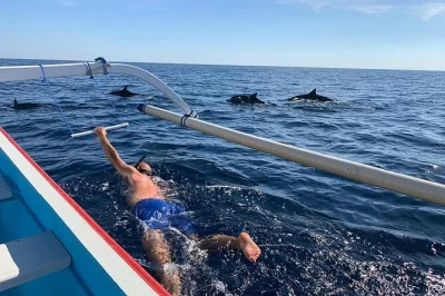 Disfruta el amanecer en lovina, bali, con avistamiento de delfines, baño y snorkel. incluye barco privado, equipo y guía local con recogida en hotel.