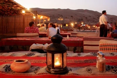 Ab marrakesch in die agafay-wüste: kamelritt bei sonnenuntergang, minztee genießen, arganöl-kooperative besuchen und abendessen mit berbermusik. inklusive abholung.