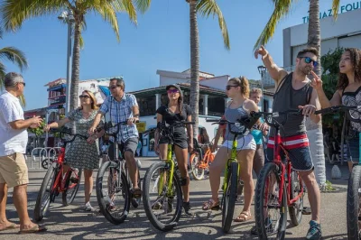 Scopri puerto vallarta in bici tra quartieri autentici, assaggia tacos e piatti locali, visita il malecon e il centro storico, e concludi con un drink sulla spiaggia. pranzo e guida inclusi.
