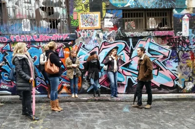 Descubre los laneways de melbourne con un grupo pequeño, disfruta café local, arte callejero y tiendas únicas, y escucha historias de un guía experto. incluye bebida caliente y guía.