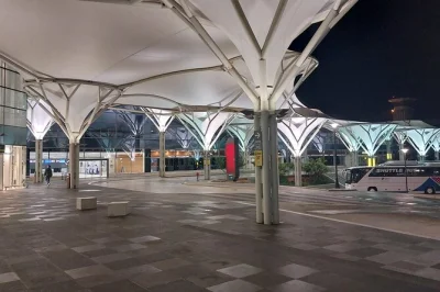 Inizia il tuo viaggio in croazia senza stress con un transfer privato dall’aeroporto di split, autista locale amichevole e servizio porta a porta in città. include pickup e wifi.