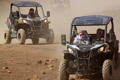 Scopri lanzarote in buggy can am tra sentieri off-road, degustazione vini a la geria e panorami vulcanici di timanfaya. include occhiali protettivi e guida locale.