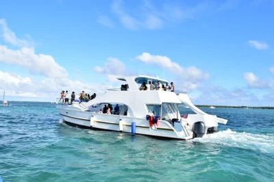 Sinta a vibe de punta cana com um passeio de barco de meio dia, snorkel nos recifes, parada na piscina natural, open bar e transporte ida e volta. bebidas, petiscos e equipe animada inclusos.