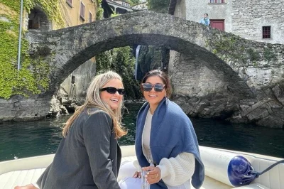 Découvrez le lac de côme en bateau privé avec un capitaine local, admirez les villas emblématiques, profitez d’un verre de prosecco, et bénéficiez d’un départ flexible, idéal en famille.