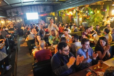 Incontra locali e viaggiatori alla serata quiz bilingue di istanbul. unisciti a una squadra, metti alla prova la tua cultura generale, goditi drink e risate. ingresso incluso con guida in inglese e tu