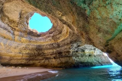 Découvrez les grottes de benagil lors d’une balade en bateau de 2 heures au départ de portimão, avec un guide local, pauses photos et baignade à praia da marinha. guide inclus.