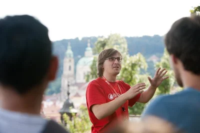 Descubre el castillo de praga, cruza el puente de carlos y sube en tranvía con guía local. entrada incluida. reserva tu lugar y vive la historia real de la ciudad.