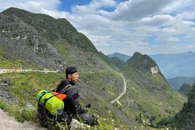 Despierta con aire de montaña, recorre curvas increíbles, comparte comidas con familias étnicas y navega el río nho que en este tour en grupo pequeño por ha giang loop, con traslados y alojamient