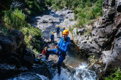 Vivi l’emozione del canyoning nelle gole selvagge di madeira, tuffandoti in piscine cristalline e calandoti da cascate—pickup incluso al museo cr7 di funchal e tutta l’attrezzatura.