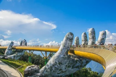 Explore ba na hills e a golden bridge com tour privado. inclui teleférico, almoço buffet, jogos no fantasy park e transfer ida e volta de da nang.