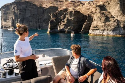 Découvrez santorin en yacht privé : baignade aux plages rouge et blanche, sources chaudes volcaniques, bbq grec et open bar, avec transfert hôtel inclus.