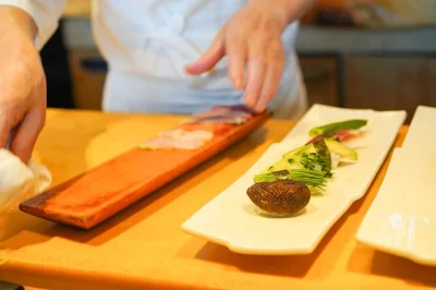 Descubre shibuya con sushi vegano, okonomiyaki y bebidas en locales auténticos. cena, 3 bebidas y guía incluidos, ideal para viajeros plant-based.