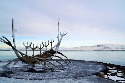Inizia la tua caccia al tesoro a reykjavik con calma, risolvendo indizi e scoprendo luoghi come harpa, rainbow street e sun voyager. accesso all’app incluso.