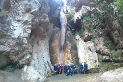 Vivi il canyoning nel canyon di lentegi vicino a granada. avventura guidata con discese in corda, salti e nuotate. pickup, snack e attrezzatura inclusi.