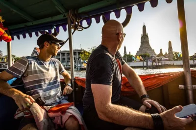 Descubra os sabores, templos e mercados de bangkok em um tour privado a pé com um guia local. horários flexíveis, paradas feitas sob medida e planejamento direto.