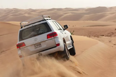 Vivez l’adrénaline du dune bashing, testez le sandboard, montez à dos de chameau et savourez un barbecue sous les étoiles du désert de dubai. transfert hôtel et spectacles inclus.