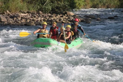 Sinta a adrenalina do rafting nas corredeiras classe ii & iii perto de la fortuna, com vista para o vulcão, transporte do hotel e guia local. inclui lanche de frutas e pausa à beira do rio.