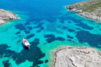 Partez de paros à bord d’un gulet turc vers antiparos, la blue lagoon et despotiko. déjeuner, boissons à volonté et matériel de snorkeling inclus — n’oubliez que votre maillot.