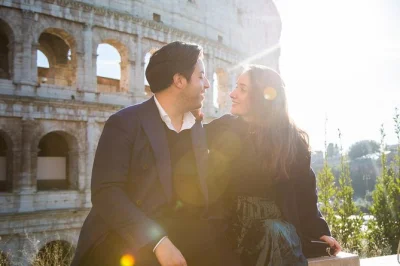 Immortalisez vos souvenirs au colisée avec un photographe pro, un guide privé passionné et un coffret apéritif local. visite photo unique à rome pour couples et familles.
