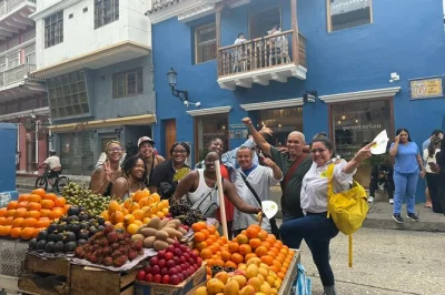 Entdecke cartagenas lebendige straßen bei einer tour mit käse-arepas, exotischen früchten und lokalem bier – inklusive 7 stopp, getränken und verkostungen.