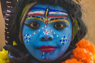 Varanasi, balade en bateau au lever du soleil sur le gange, ruelles anciennes, visite de sarnath et cérémonie aarti du soir. prise en charge à l’hôtel et guide inclus.