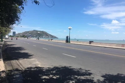 Viagem de um dia para a cidade de vung tau: praia de thuy van, estátua de jesus cristo, templo da baleia e bach dinh. transporte privado, almoço e guia local incluídos.