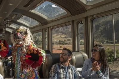 Acorde cedo em cusco para um passeio de trem pelos andes, tour guiado em machu picchu e tempo livre para explorar. inclui traslado, ingressos e guia local.