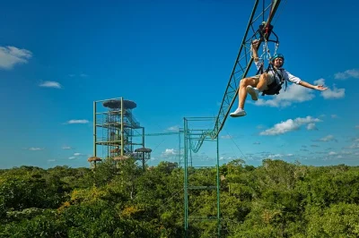 Vivi l’emozione nella giungla di cancun con zipline, nuoto nel cenote, giro in atv e bungee swing. guida locale, snack e pranzo inclusi, con opzioni flessibili.
