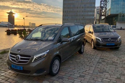 Chegue em amsterdam schiphol e viaje com conforto em carro ou van particular para qualquer lugar da holanda. pickup flexível, motorista local e água mineral inclusos.