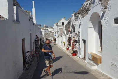 Découvrez les anciennes grottes de matera et les trulli d’alberobello lors d’une excursion d’une journée au départ de bari, avec transport privé, guide local et dégustations. entrées inclu