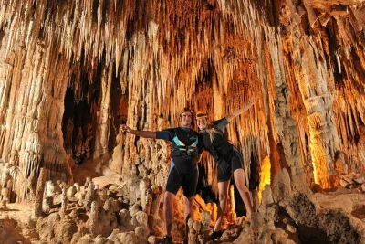 Scopri le grotte di río secreto vicino a playa del carmen con guida locale. nuota in acque cristalline, brinda con un liquore maya e gusta un pranzo tipico regionale, con trasporto incluso.