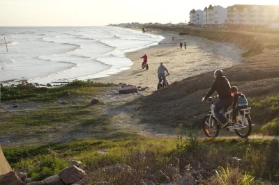 Sinta o charme de galveston pedalando de e-bike por casas vitorianas, ouvindo histórias da tempestade de 1900 e visitando a primeira escola de medicina do texas—capacete incluso.