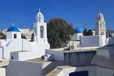 Découvrez les villages authentiques de santorin, explorez les ruines d’akrotiri et vivez une expérience locale unique. transport privé, entrée incluse et guide passionné.