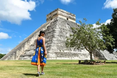 Explore a história de chichen itza e coba, mergulhe no cenote ik kil e aproveite um almoço buffet—com transporte do hotel, guia e entradas inclusas para uma experiência tranquila.
