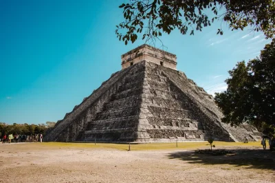 Entdecke die geheimnisvollen pyramiden von chichen itza, schwimme im klaren wasser des cenote maya bei hacienda oxman und schlendere durch die bunten gassen von valladolid – kleine gruppe, abholung 