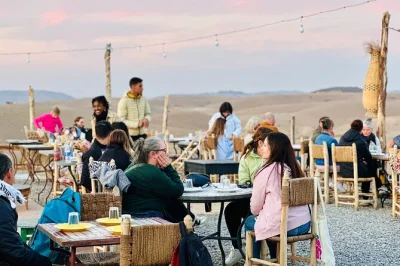 Verlass marrakech für einen abend mit kamelreiten oder quadfahren in der agafay wüste, dazu marokkanisches abendessen und feuershow. abholung und rückfahrt inklusive.