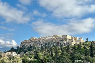 Descubre atenas en un tour privado de medio día: recorre la acrópolis, piérdete en las calles de plaka y disfruta las vistas desde el monte licabeto. recogida incluida.