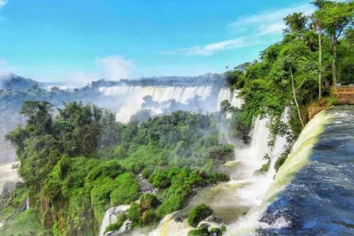 Vive la fuerza de las cataratas del iguazú en una excursión privada desde buenos aires con vuelos incluidos, entrada sin filas y guía local. traslados cómodos para una aventura sin complicaciones.
