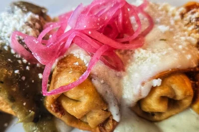 Comece no histórico tribunal de tucson, prove hot dogs sonoran, pizza de elote e pão barrio, ouça histórias locais e explore o centro com guia. acessível para cadeirantes.