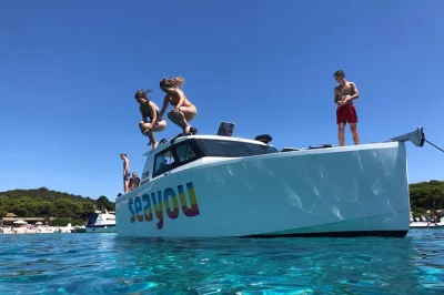 Disfruta del adriático en una excursión privada en lancha rápida desde split o brač. nada en la laguna azul, explora hvar y vis, y visita la famosa cueva azul. incluye wifi y guía local.