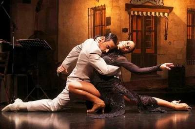 Vive el auténtico tango en el viejo almacén, buenos aires, con cena de tres pasos y vino argentino. incluye traslado y acceso para silla de ruedas.