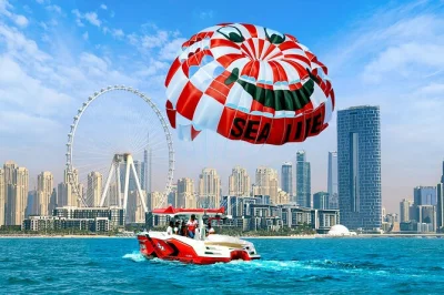 Vuela en parasailing sobre palm jumeirah y la playa jbr en dubái con un equipo local, fotos gratis y recogida en dubai harbour. reserva tu lugar online hoy.